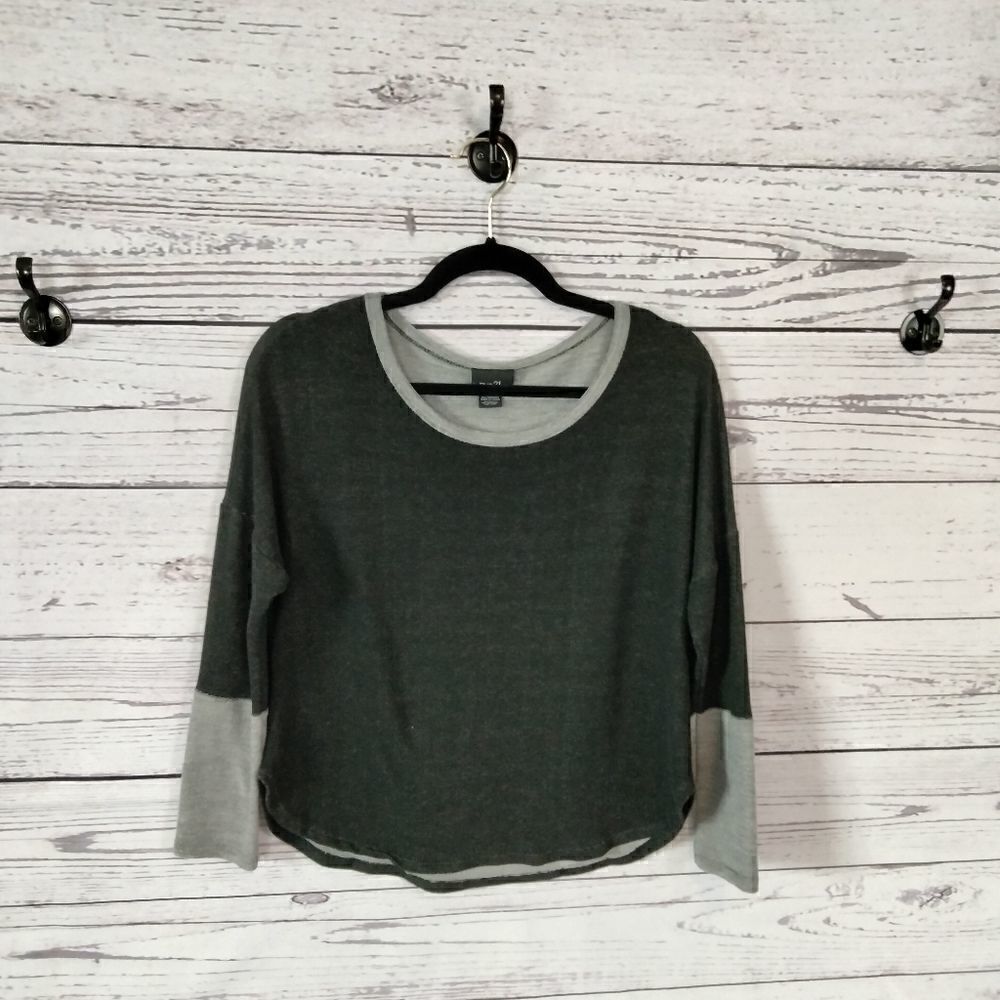 "Rue 21" woman's shirt - Picture 2 of 7